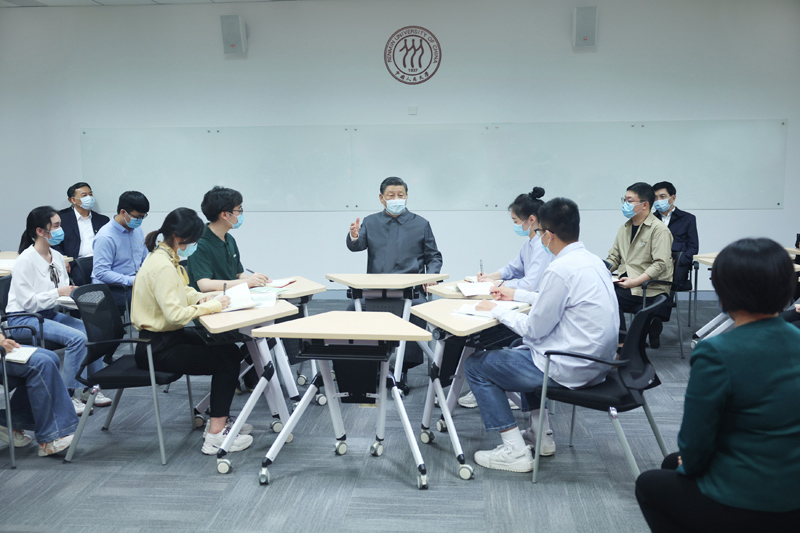 4月25日上午，中共中央总书记、国家主席、中央军委主席习近平来到中国人民大学考察调研。这是习近平在立德楼观摩思政课智慧教室现场教学并参与讨论。