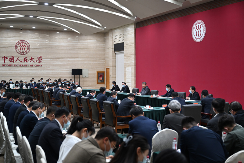 4月25日上午，中共中央总书记、国家主席、中央军委主席习近平来到中国人民大学考察调研。这是习近平同师生代表座谈并发表重要讲话。