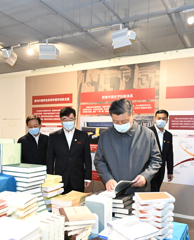 4月25日上午，中共中央总书记、国家主席、中央军委主席习近平来到中国人民大学考察调研。这是习近平在博物馆了解学校近年来教学科研成果等情况。