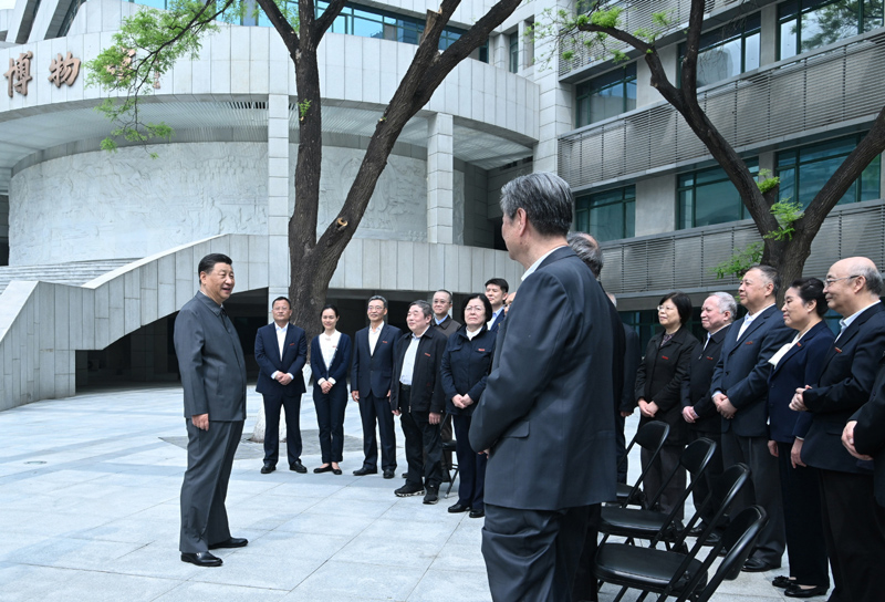 4月25日上午，中共中央总书记、国家主席、中央军委主席习近平来到中国人民大学考察调研。这是习近平在博物馆门前广场上，同老教授、老专家和中青年骨干教师代表亲切交谈。