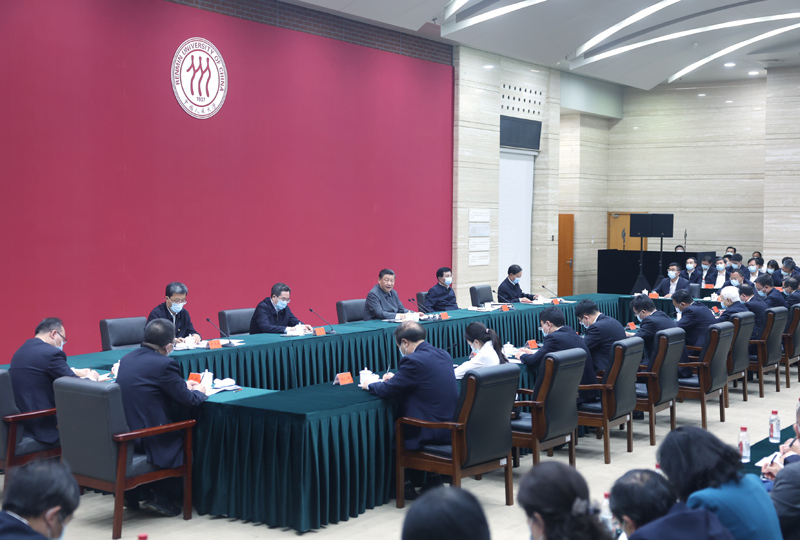 4月25日上午，中共中央总书记、国家主席、中央军委主席习近平来到中国人民大学考察调研。这是习近平同师生代表座谈并发表重要讲话。