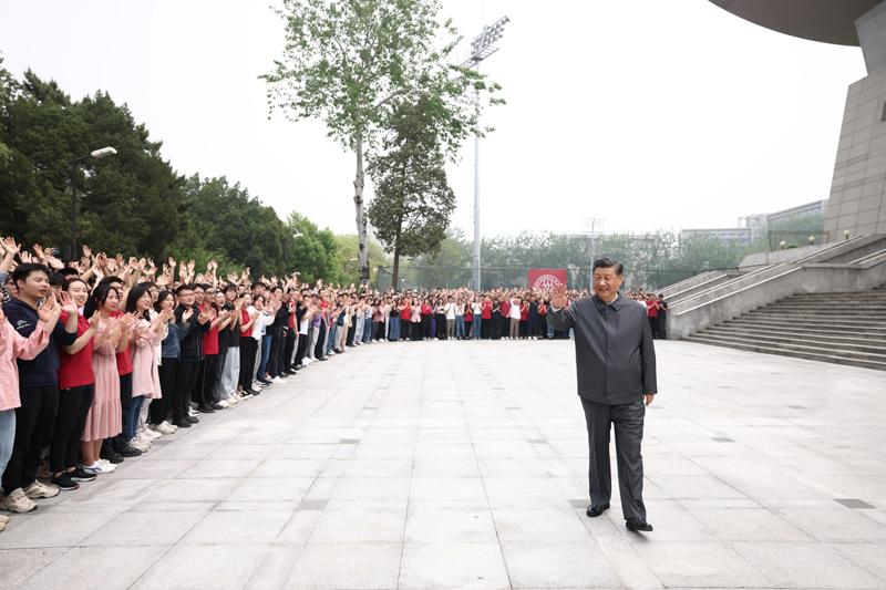 4月25日上午，中共中央总书记、国家主席、中央军委主席习近平来到中国人民大学考察调研。这是习近平向师生们挥手致意。
