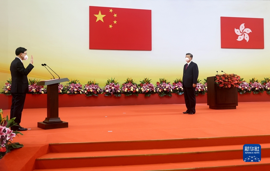 7月1日上午，庆祝香港回归祖国25周年大会暨香港特别行政区第六届政府就职典礼在香港会展中心隆重举行。中共中央总书记、国家主席、中央军委主席习近平出席并发表重要讲话。这是习近平监誓，香港特别行政区第六任行政长官李家超宣誓就职。