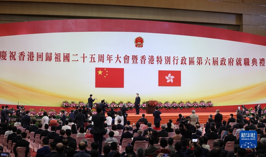7月1日上午，庆祝香港回归祖国25周年大会暨香港特别行政区第六届政府就职典礼在香港会展中心隆重举行。中共中央总书记、国家主席、中央军委主席习近平出席并发表重要讲话。这是习近平监誓，李家超宣誓就任香港特别行政区行政长官。