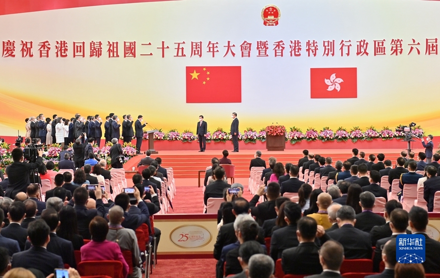 7月1日上午，庆祝香港回归祖国25周年大会暨香港特别行政区第六届政府就职典礼在香港会展中心隆重举行。中共中央总书记、国家主席、中央军委主席习近平出席并发表重要讲话。这是习近平监誓，香港特别行政区第六届政府主要官员在李家超带领下宣誓就职。