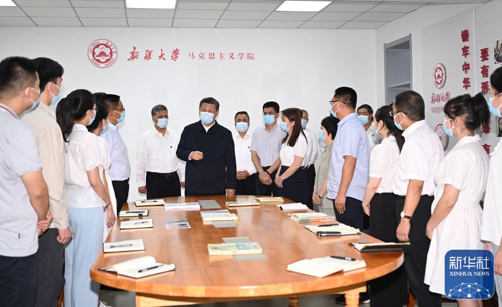 7月12日至7月15日，中共中央总书记、国家主席、中央军委主席习近平在新疆考察。这是12日下午，习近平在新疆大学铸牢中华民族共同体意识研究基地，同师生亲切交流。