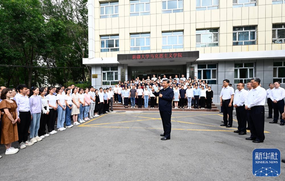 7月12日至7月15日，中共中央总书记、国家主席、中央军委主席习近平在新疆考察。这是7月12日下午，习近平在新疆大学考察时，同师生们亲切交流。