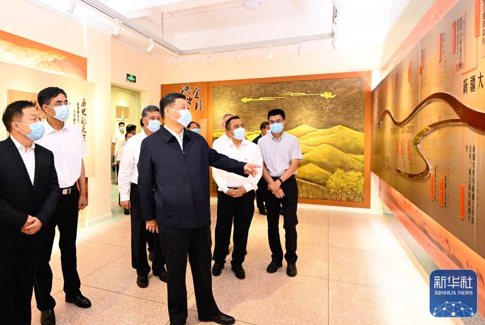 7月12日至7月15日，中共中央总书记、国家主席、中央军委主席习近平在新疆考察。这是7月12日下午，习近平在新疆大学参观校史馆。