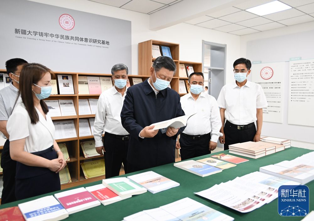 7月12日至7月15日，中共中央总书记、国家主席、中央军委主席习近平在新疆考察。这是7月12日下午，习近平在新疆大学铸牢中华民族共同体意识研究基地考察。