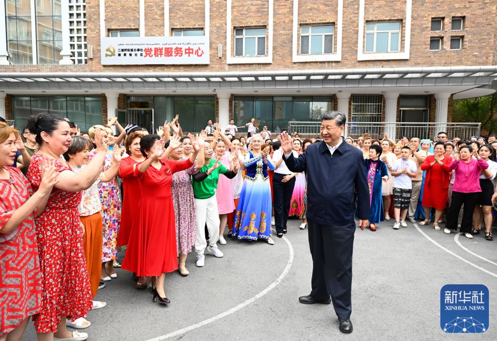 7月12日至7月15日，中共中央总书记、国家主席、中央军委主席习近平在新疆考察。这是7月13日上午，习近平在乌鲁木齐市天山区固原巷社区考察时，向各族群众挥手致意。