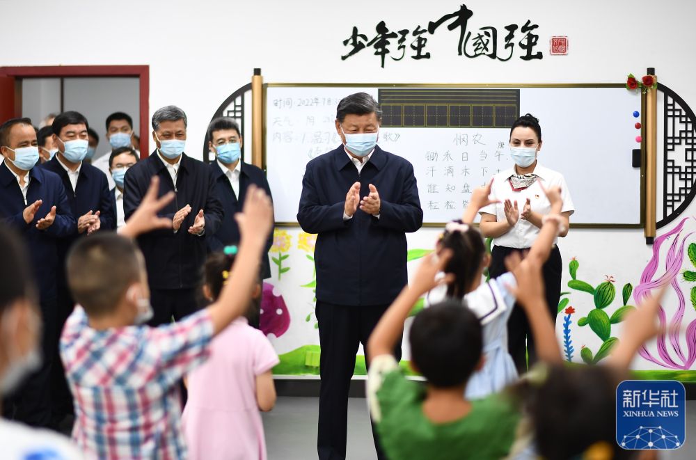 7月12日至7月15日，中共中央总书记、国家主席、中央军委主席习近平在新疆考察。这是7月13日上午，习近平在乌鲁木齐市天山区固原巷社区少儿阅览室，观看儿童中华优秀传统文化知识表演。