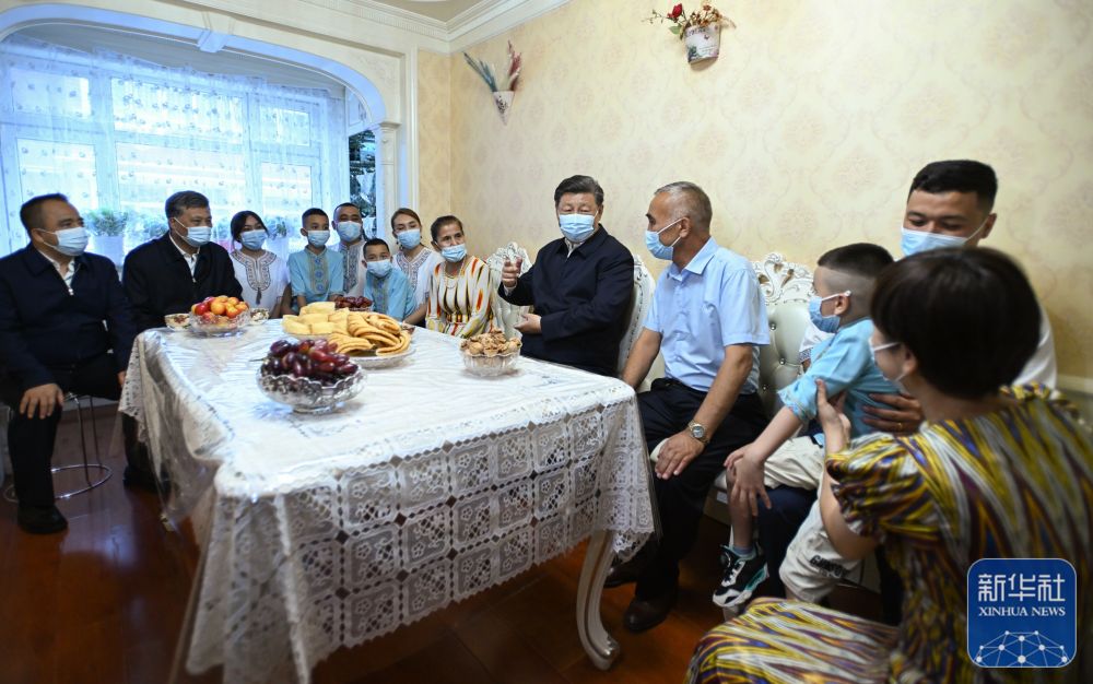 7月12日至7月15日，中共中央总书记、国家主席、中央军委主席习近平在新疆考察。这是7月13日上午，习近平在乌鲁木齐市天山区固原巷社区，同维吾尔族居民阿布来提·吐尔逊一家人围坐在一起拉家常。