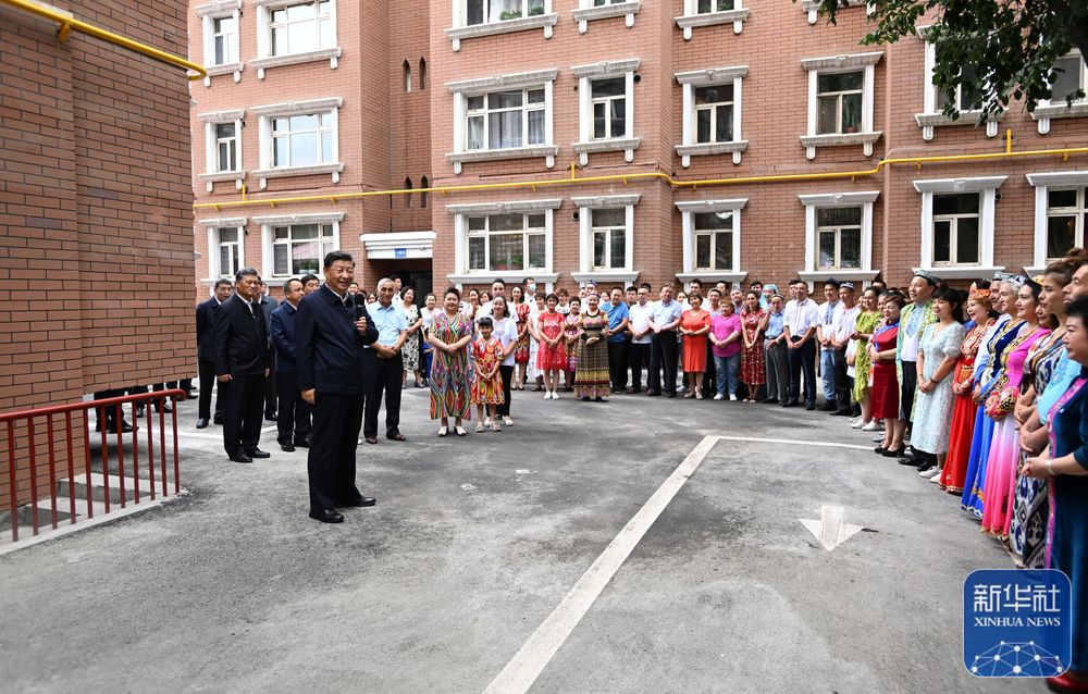 7月12日至7月15日，中共中央总书记、国家主席、中央军委主席习近平在新疆考察。这是7月13日上午，习近平在乌鲁木齐市天山区固原巷社区考察时，同各族群众亲切交流。