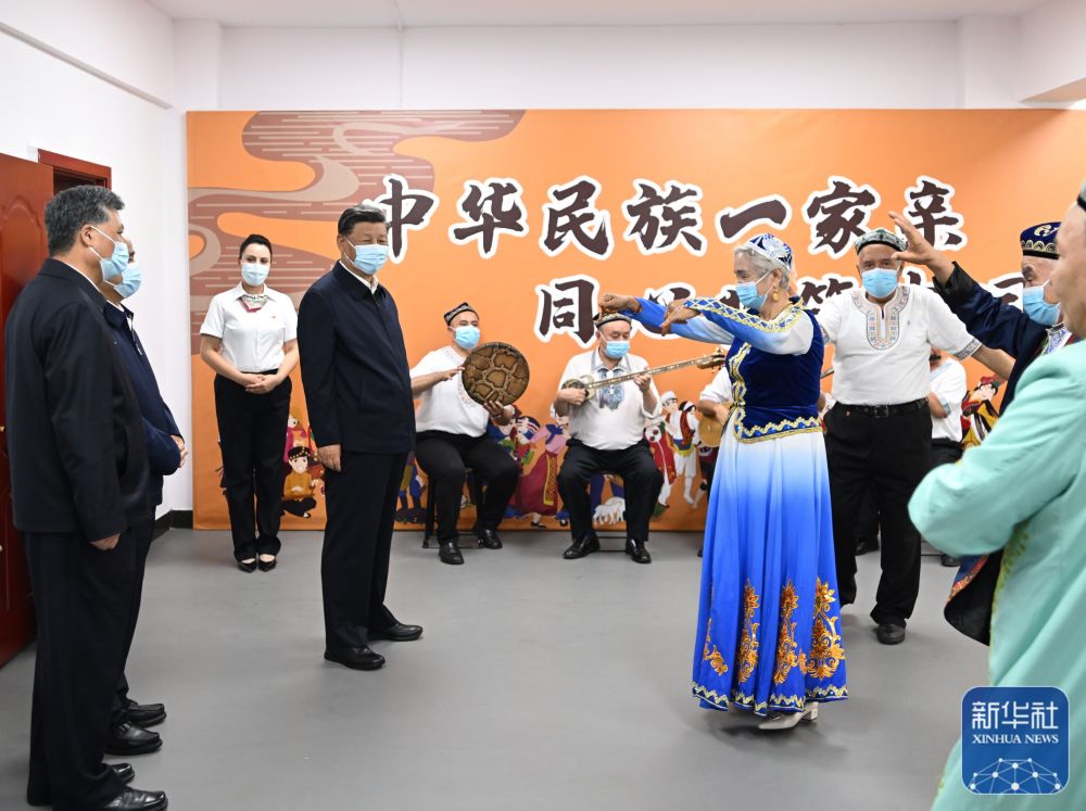 7月12日至7月15日，中共中央总书记、国家主席、中央军委主席习近平在新疆考察。这是7月13日上午，习近平在乌鲁木齐市天山区固原巷社区舞蹈室，了解这里开展老年人文化活动等情况。