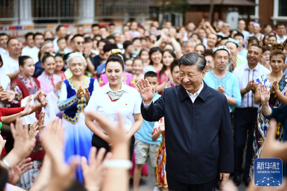 7月12日至7月15日，中共中央总书记、国家主席、中央军委主席习近平在新疆考察。这是7月13日上午，习近平在乌鲁木齐市天山区固原巷社区考察时，向各族群众挥手致意。