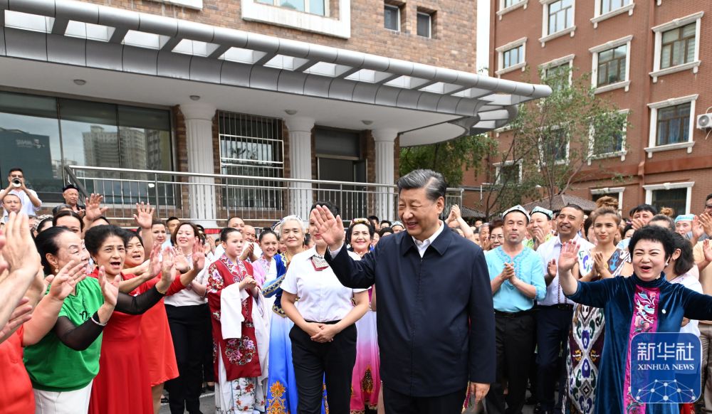 7月12日至7月15日，中共中央总书记、国家主席、中央军委主席习近平在新疆考察。这是7月13日上午，习近平在乌鲁木齐市天山区固原巷社区考察时，向各族群众挥手致意。