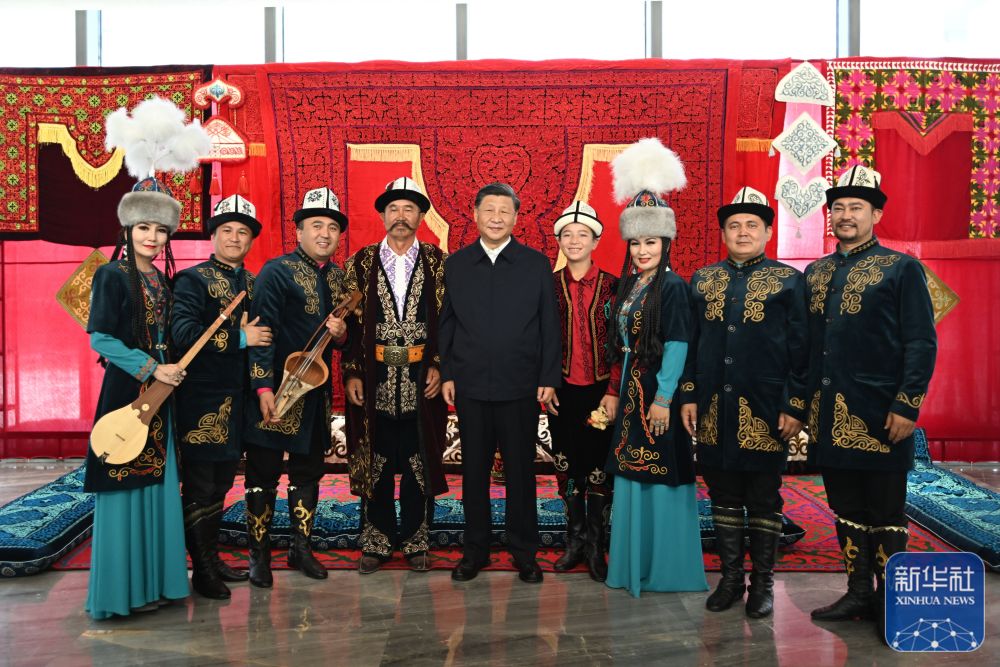 7月12日至7月15日，中共中央总书记、国家主席、中央军委主席习近平在新疆考察。这是7月13日上午，习近平在乌鲁木齐市新疆维吾尔自治区博物馆，同《玛纳斯》非物质文化遗产传承人在一起。