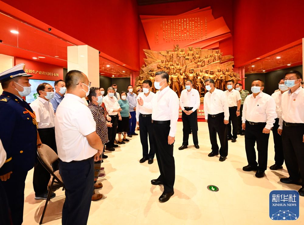7月12日至7月15日，中共中央总书记、国家主席、中央军委主席习近平在新疆考察。这是7月13日下午，习近平在新疆生产建设兵团八师石河子市新疆兵团军垦博物馆，会见兵团老中青三代建设者代表。