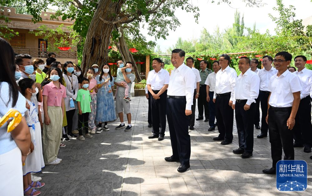 7月12日至7月15日，中共中央总书记、国家主席、中央军委主席习近平在新疆考察。这是7月14日，习近平在吐鲁番市葡萄沟考察时，同游客亲切交流。