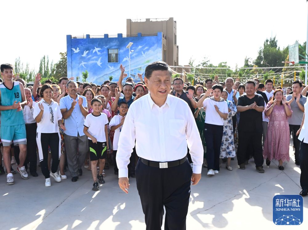 7月12日至7月15日，中共中央总书记、国家主席、中央军委主席习近平在新疆考察。这是7月14日，习近平在吐鲁番市高昌区亚尔镇新城片区新城西门村考察时，同各族群众在一起。
