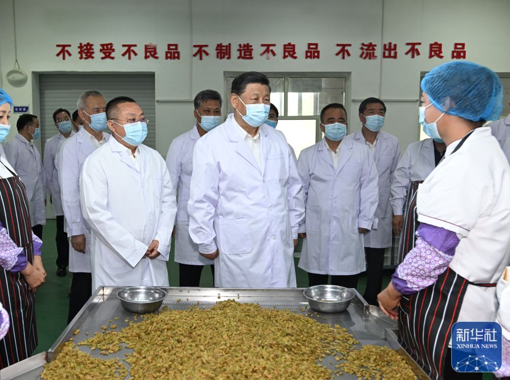 7月12日至7月15日，中共中央总书记、国家主席、中央军委主席习近平在新疆考察。这是7月14日，习近平在吐鲁番市高昌区亚尔镇新城片区新城西门村农产品加工企业考察。