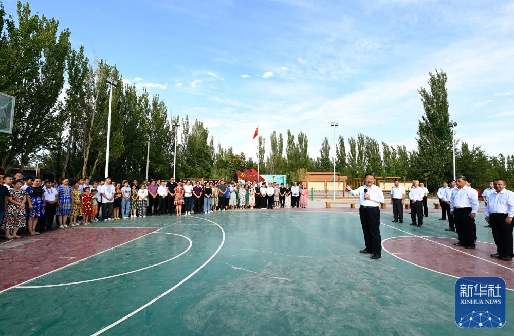 7月12日至7月15日，中共中央总书记、国家主席、中央军委主席习近平在新疆考察。这是7月14日，习近平在吐鲁番市高昌区亚尔镇新城片区新城西门村村广场，同村民们亲切交流。