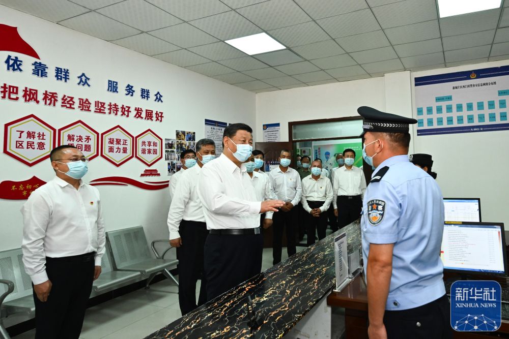 7月12日至7月15日，中共中央总书记、国家主席、中央军委主席习近平在新疆考察。这是7月14日，习近平在吐鲁番市高昌区亚尔镇新城片区新城西门村党群服务中心警务室考察。