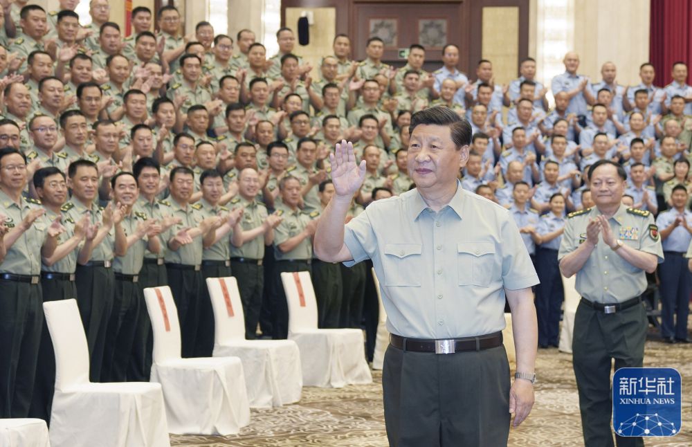7月12日至7月15日，中共中央总书记、国家主席、中央军委主席习近平在新疆考察。这是7月15日上午，习近平在乌鲁木齐亲切接见驻新疆部队官兵代表，向驻新疆部队全体指战员致以诚挚的问候，对驻新疆部队作出的突出贡献给予充分肯定。