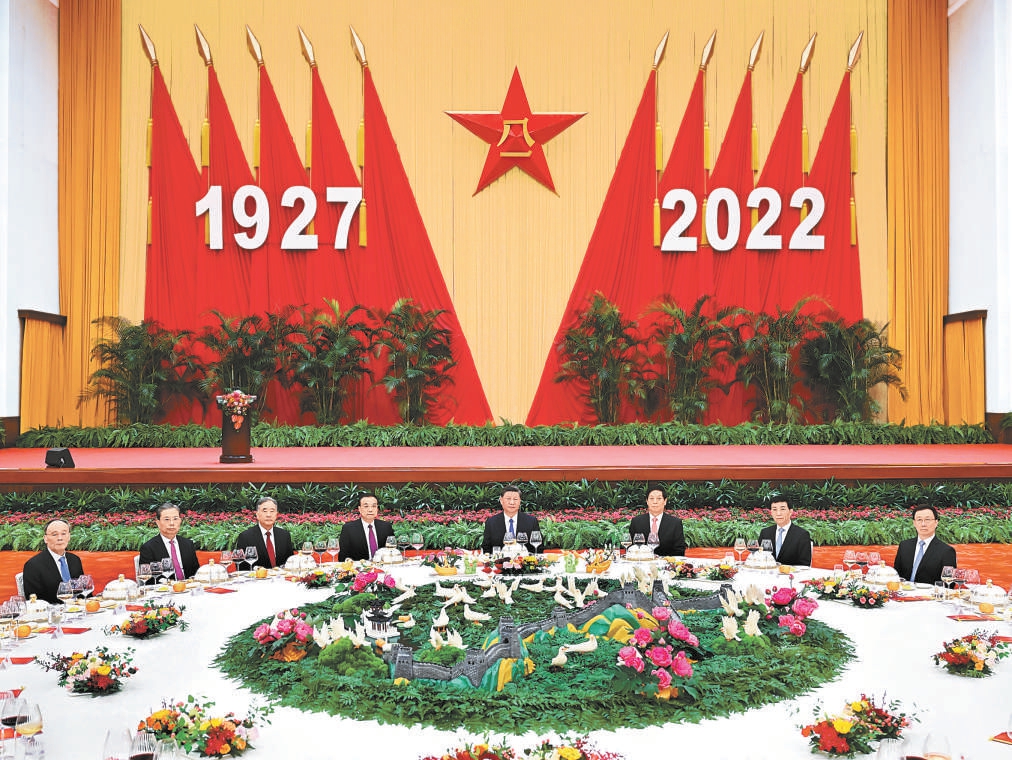 7月31日，中华人民共和国国防部在北京人民大会堂举行盛大招待会，热烈庆祝中国人民解放军建军95周年。中共中央总书记、国家主席、中央军委主席习近平和李克强、栗战书、汪洋、王沪宁、赵乐际、韩正、王岐山等党和国家领导人出席招待会。