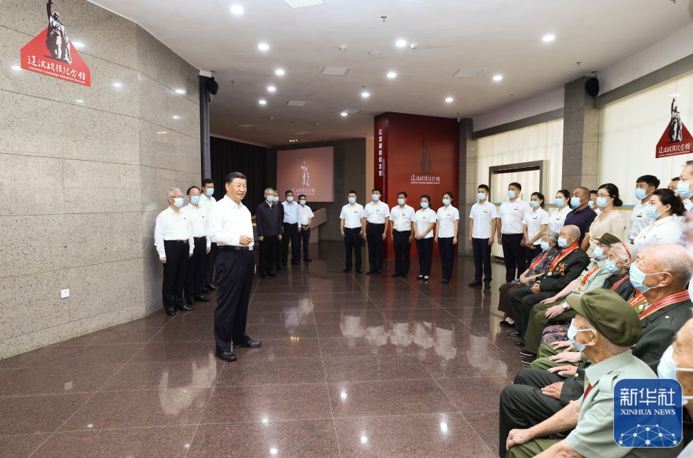 这是8月16日下午，习近平在锦州市考察辽沈战役纪念馆时，亲切会见老战士老同志和革命烈士亲属代表。