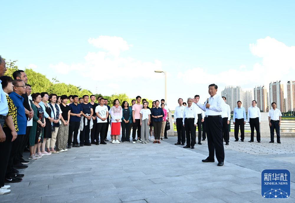 这是8月16日下午，习近平在锦州市东湖森林公园察看小凌河沿岸生态环境时，同正在休闲、进行文化活动的群众亲切交流。