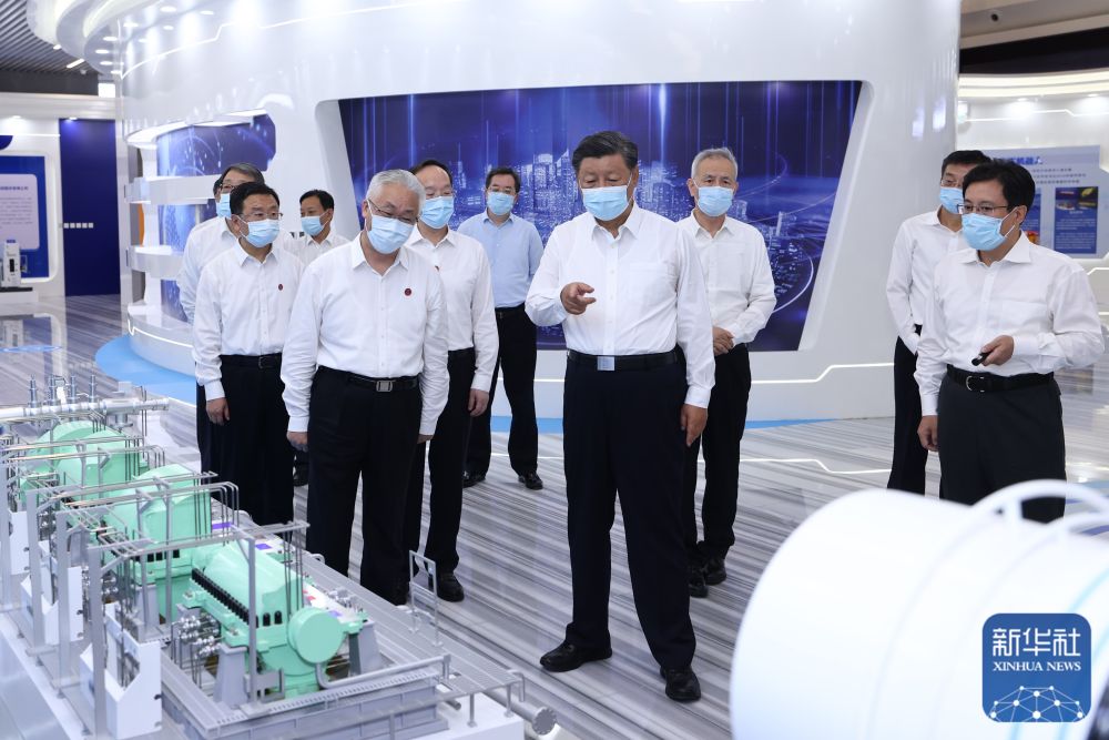 这是8月17日下午，习近平在沈阳新松机器人自动化股份有限公司展厅，察看辽宁先进科技产品集中展示。