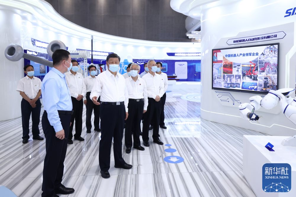 这是8月17日下午，习近平在沈阳新松机器人自动化股份有限公司展厅，了解公司生产经营、自主创新情况。