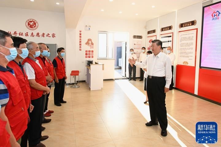 这是8月17日下午，习近平在沈阳市皇姑区三台子街道牡丹社区养老服务中心，向老年志愿者了解社区开展为民服务情况。