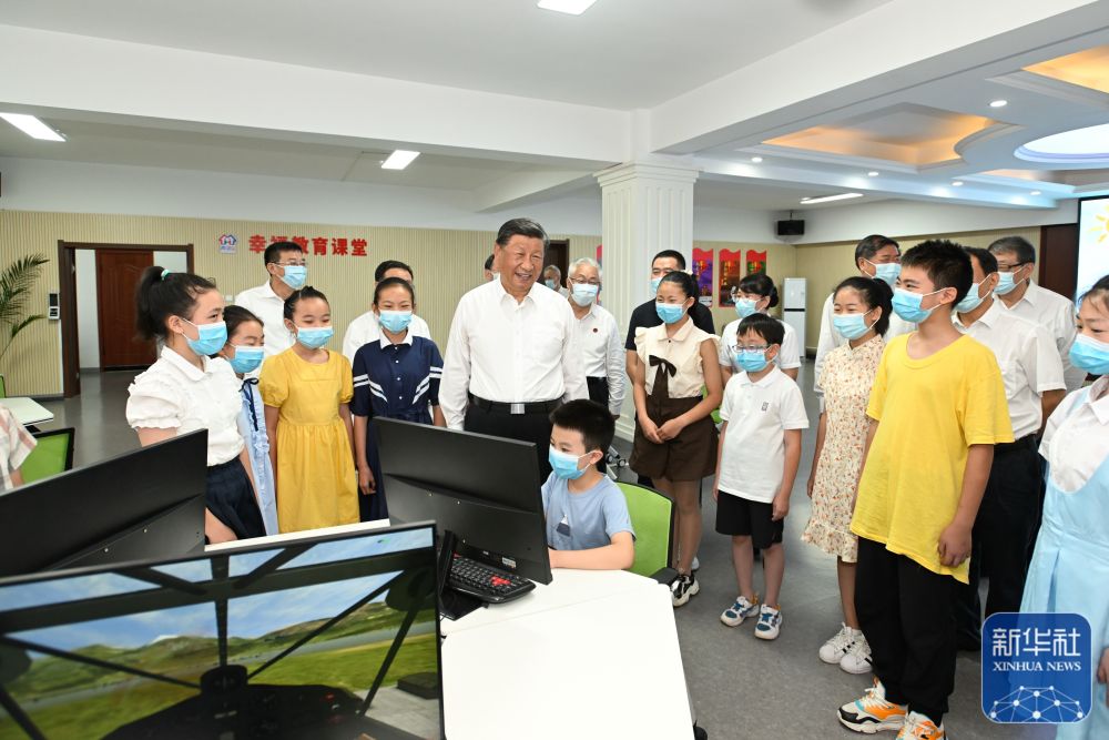这是8月17日下午，习近平在沈阳市皇姑区三台子街道牡丹社区群众活动中心，同幸福教育课堂的孩子们亲切交流。