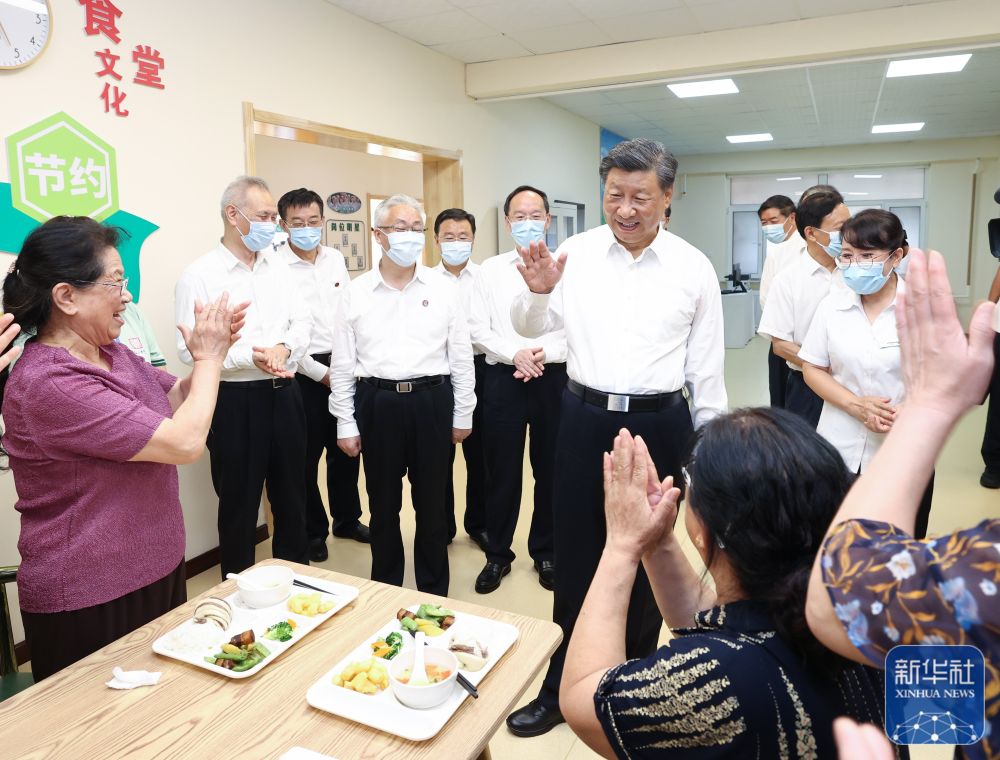 这是8月17日下午，习近平在沈阳市皇姑区三台子街道牡丹社区老年餐厅，同正在用餐的老人们亲切交流。