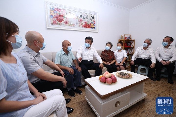 这是8月17日下午，习近平在沈阳市皇姑区三台子街道牡丹社区，同居民李水一家拉家常。