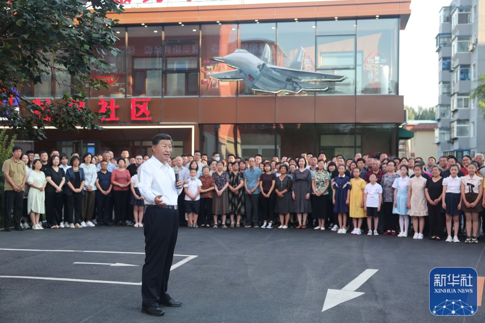 这是8月17日下午，习近平在沈阳市皇姑区三台子街道牡丹社区考察时，同社区居民群众亲切交流。