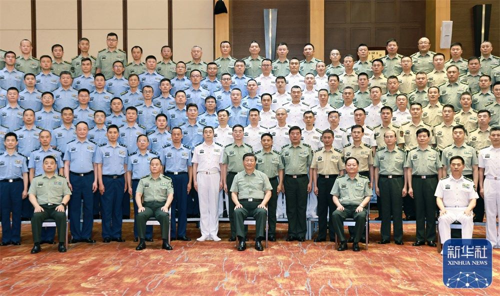 这是8月17日上午，习近平在沈阳亲切接见驻沈阳部队大校以上领导干部和团级单位主官，代表党中央和中央军委，向驻沈阳部队全体官兵致以诚挚问候，并同大家合影留念。