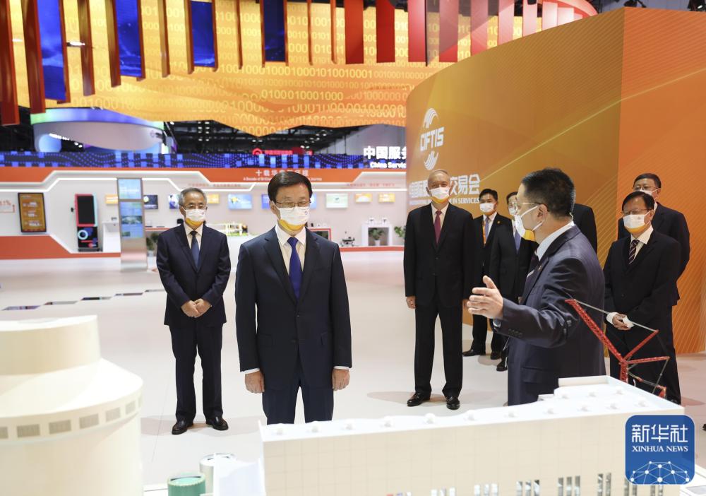 峰会开始前，韩正巡视服贸会展馆