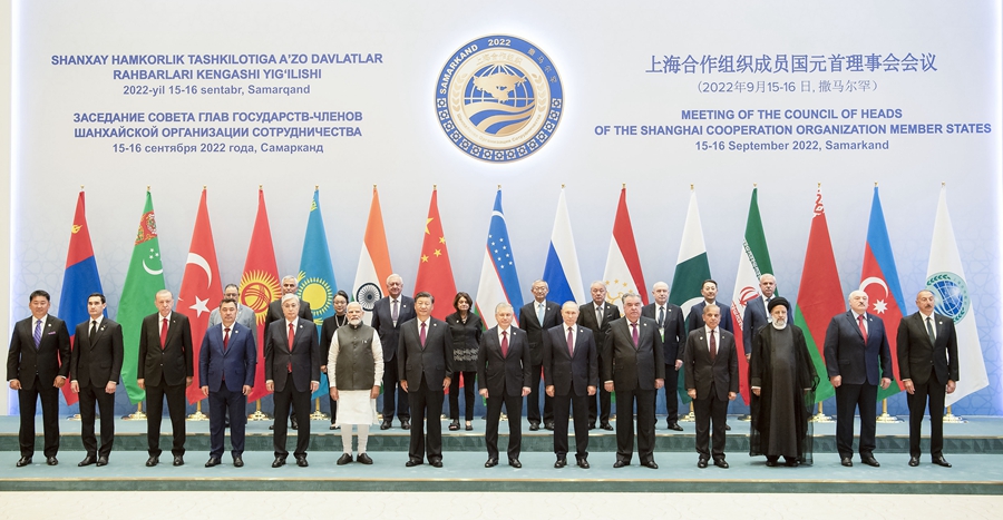当地时间9月16日，国家主席习近平在撒马尔罕国际会议中心出席上海合作组织成员国元首理事会第二十二次会议并发表重要讲话。这是大范围会谈前，与会各方集体合影。