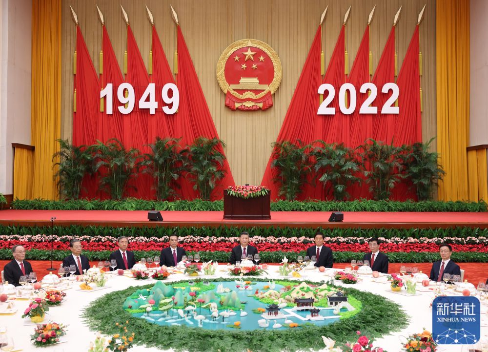 9月30日晚，国务院在北京人民大会堂举行国庆招待会，热烈庆祝中华人民共和国成立七十三周年。习近平、李克强、栗战书、汪洋、王沪宁、赵乐际、韩正、王岐山等党和国家领导人与中外人士欢聚一堂，共庆共和国华诞。