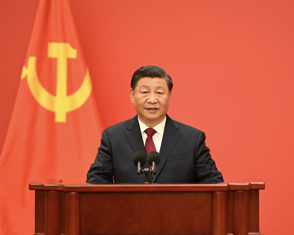 10月23日，刚刚在中国共产党第二十届中央委员会第一次全体会议上当选的中共中央总书记习近平和中共中央政治局常委李强、赵乐际、王沪宁、蔡奇、丁薛祥、李希在北京人民大会堂同中外记者亲切见面。这是习近平发表重要讲话。