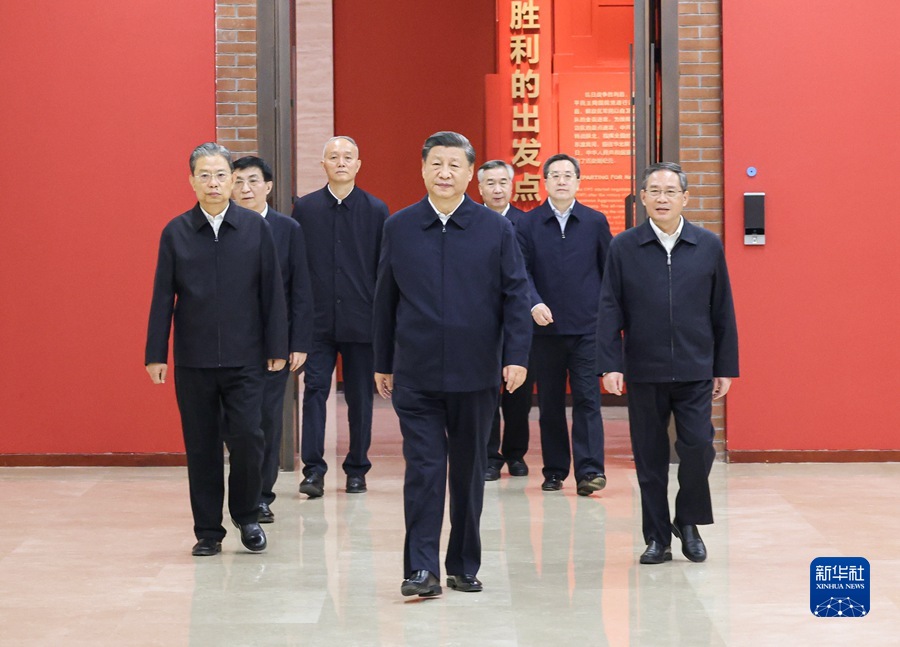 10月27日，中共中央总书记、国家主席、中央军委主席习近平带领中共中央政治局常委李强、赵乐际、王沪宁、蔡奇、丁薛祥、李希，瞻仰延安革命纪念地。这是习近平等在延安革命纪念馆，参观《伟大历程——中共中央在延安十三年历史陈列》。