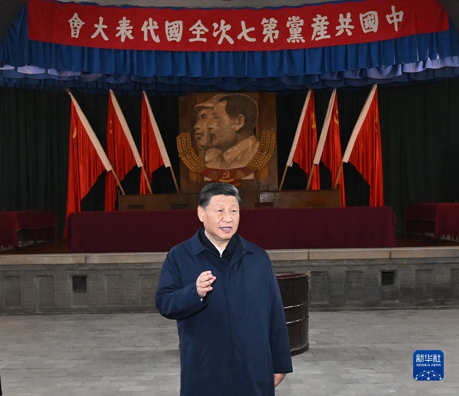10月27日，中共中央总书记、国家主席、中央军委主席习近平带领中共中央政治局常委李强、赵乐际、王沪宁、蔡奇、丁薛祥、李希，瞻仰延安革命纪念地。这是习近平在杨家岭瞻仰中共七大会址。
