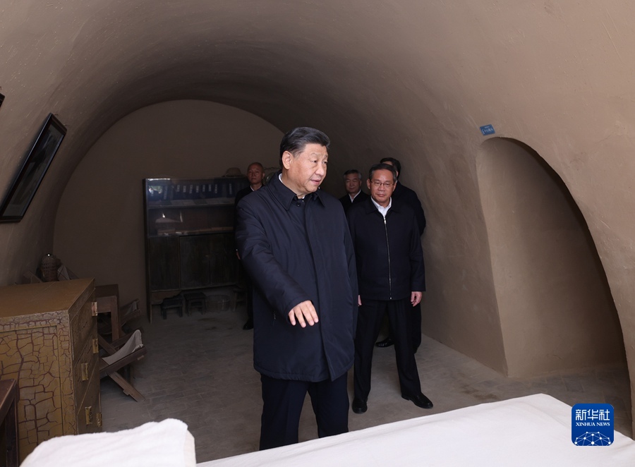 10月27日，中共中央总书记、国家主席、中央军委主席习近平带领中共中央政治局常委李强、赵乐际、王沪宁、蔡奇、丁薛祥、李希，瞻仰延安革命纪念地。这是习近平等在杨家岭参观毛泽东旧居。