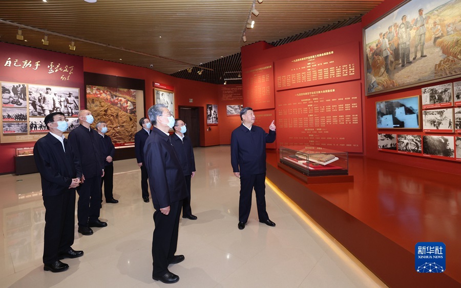 10月27日，中共中央总书记、国家主席、中央军委主席习近平带领中共中央政治局常委李强、赵乐际、王沪宁、蔡奇、丁薛祥、李希，瞻仰延安革命纪念地。这是习近平等在延安革命纪念馆，参观《伟大历程——中共中央在延安十三年历史陈列》。