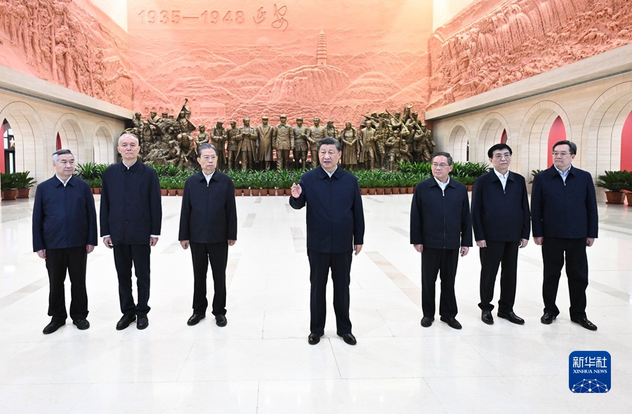 10月27日，中共中央总书记、国家主席、中央军委主席习近平带领中共中央政治局常委李强、赵乐际、王沪宁、蔡奇、丁薛祥、李希，瞻仰延安革命纪念地。这是习近平在延安革命纪念馆参观《伟大历程——中共中央在延安十三年历史陈列》结束时发表重要讲话。