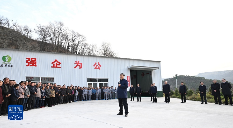 10月26日至28日，中共中央总书记、国家主席、中央军委主席习近平在陕西省延安市、河南省安阳市考察。这是26日下午，习近平在延安市安塞区高桥镇南沟村苹果洗选车间外，同老乡们拉家常。