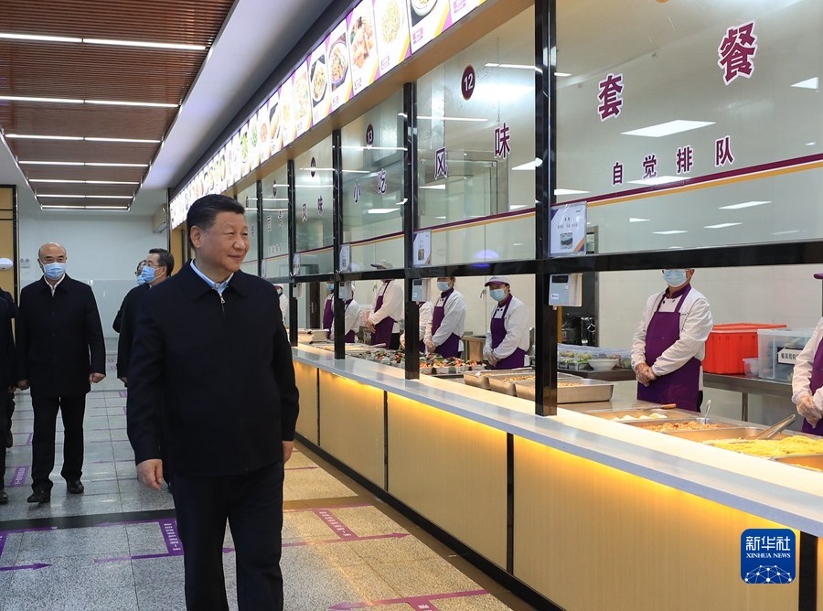 10月26日至28日，中共中央总书记、国家主席、中央军委主席习近平在陕西省延安市、河南省安阳市考察。这是26日下午，习近平在延安市延安中学枣园校区学生餐厅考察。
